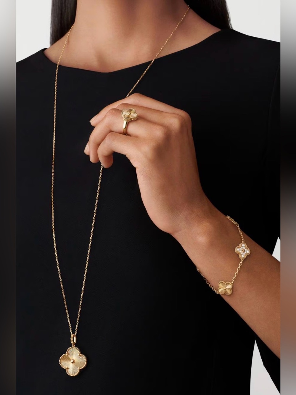 Cloverleaf long necklace, 1 large motif 

Chain length: 90 cm